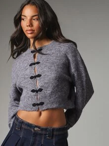 MISSGUIDED Flauschiger kurzer Cardigan-Pullover mit schwarzem Frosch-Knebelverschluss, Vorderöffnung, Rundhalsausschnitt, langen Ärmeln, gemütliches Strickoberteil für Herbst und Winter - Grau - Übersicht 1