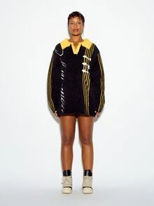 SUMWON WOMEN Gaun Sweater Mini Rajut Berbulu Ukuran Besar dengan Kerah, Detail Garis Kuning, Kancing Toggle, dan Cetakan Teks Kaligrafi - Hitam - View 5