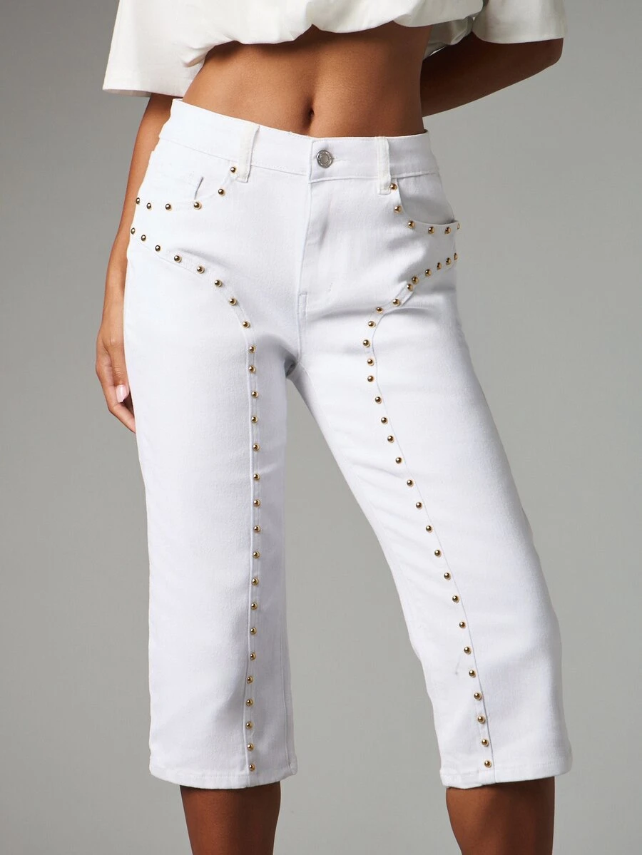 MISSGUIDED 白色短版直筒牛仔褲,接縫處與口袋飾有金色鉚釘,夏季音樂節風格 - 白色 - 查看 1