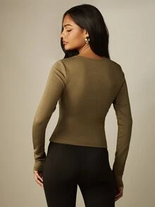 MISSGUIDED 橄欖色蕾絲飾邊深V領長袖修身短版上衣，鈕扣設計，適合秋冬約會之夜 - 綠色 - 查看 2
