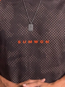 SUMWON 寬鬆版型大尺寸V領印花T恤，對比橘色滾邊與Logo印花，休閒短袖針織上衣 - 棕色 - 查看 6