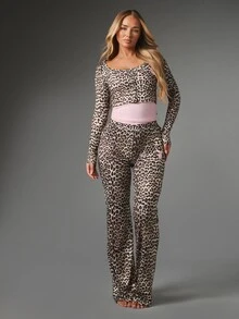 Missguided x Playboy Conjunto Coordenado Estampa de Leopardo Bunny, Top Cropped com Decote Redondo e Manga Longa Franzido e Calça Flare de Cintura Alta, Conjunto de Duas Peças - Multicolorido - Visão 1