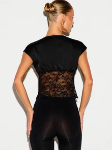 KIZN Blus Crop Satin Berpotongan Rendah dengan Panel Pinggang Renda Bunga Transparan, Lengan Pendek, Atasan Pesta Malam - Hitam - View 3