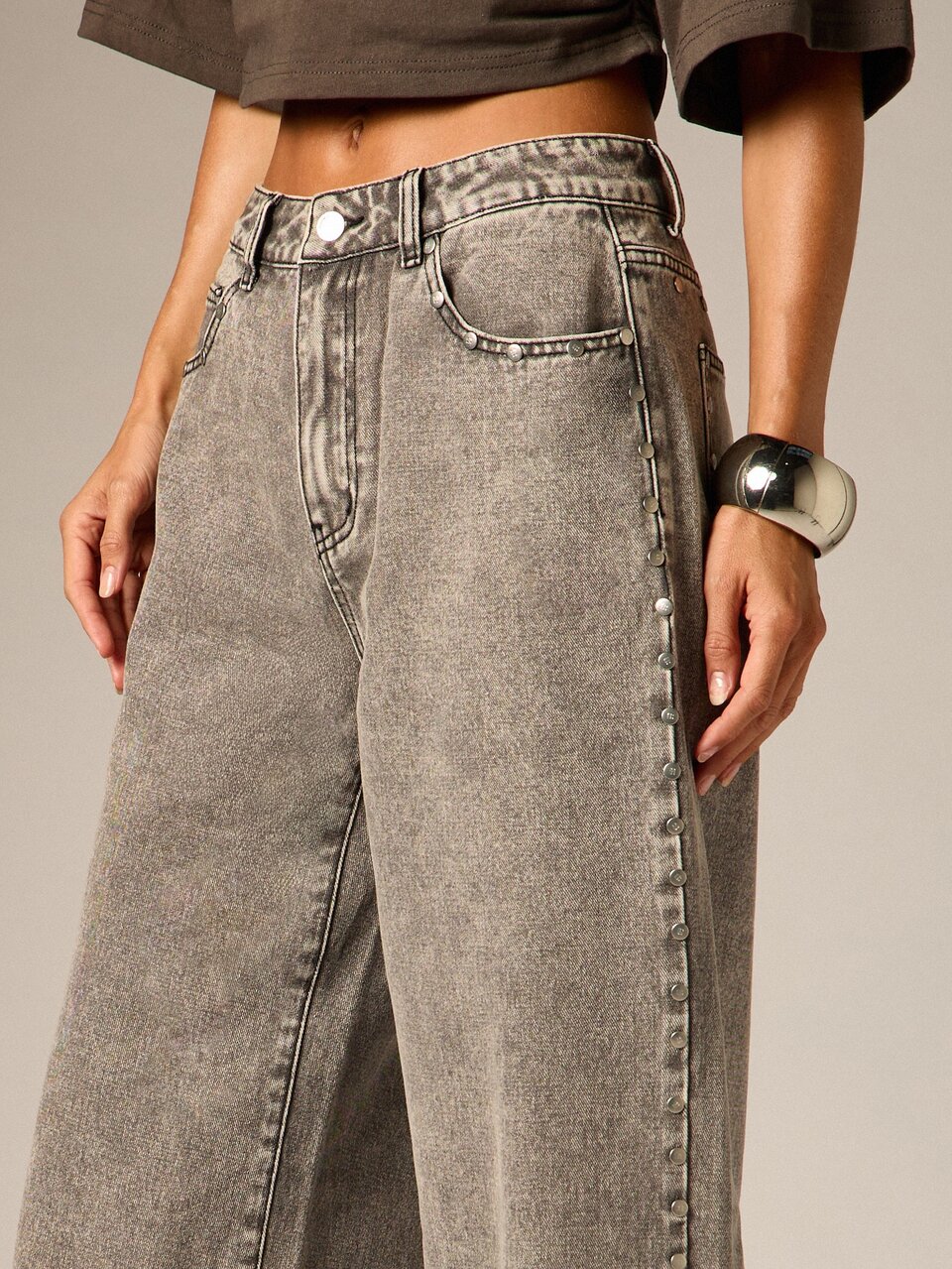 AiiRZ Weit geschnittene Jeans mit Strassdetails an der Seite