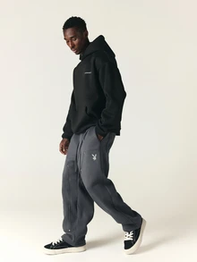 PLAYBOY X SUMWON Celana Jogging Kaki Lebar dengan Logo Kelinci, Bahan Fleece yang Dicuci, Tali Serut di Pinggang, Saku Tempel, Potongan Longgar, Celana Santai Kasual untuk Musim Gugur dan Musim Dingin - Hitam - View 3