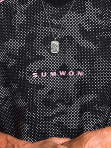 SUMWON 寬鬆版型大尺寸迷彩印花V領T恤，附螢光粉色滾邊細節與品牌Logo正面印花 - 黑色 - 查看 4