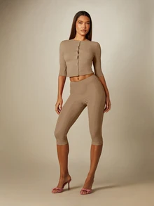 MISSGUIDED Cropped Button-Front Top With Round Neck Three-Quarter Sleeves And High Rise Ruched Waistband Capri Leggings - Fitted Stretch Jersey Casual Holiday Summer Style Set - Brown - View 5