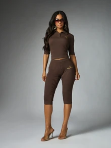 BABYPHAT Atasan Polo Crop Rajut Bergaris dengan Kerah dan Logo Bordir Emas, Lengan Siku, Gaya Y2K Pas Badan - Coklat - View 3