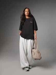 MISSGUIDED Kaos oblong lengan pendek kerah bulat ukuran besar dengan detail logo kecil di dada, cocok untuk gaya kasual sehari-hari. - Hitam - View 4