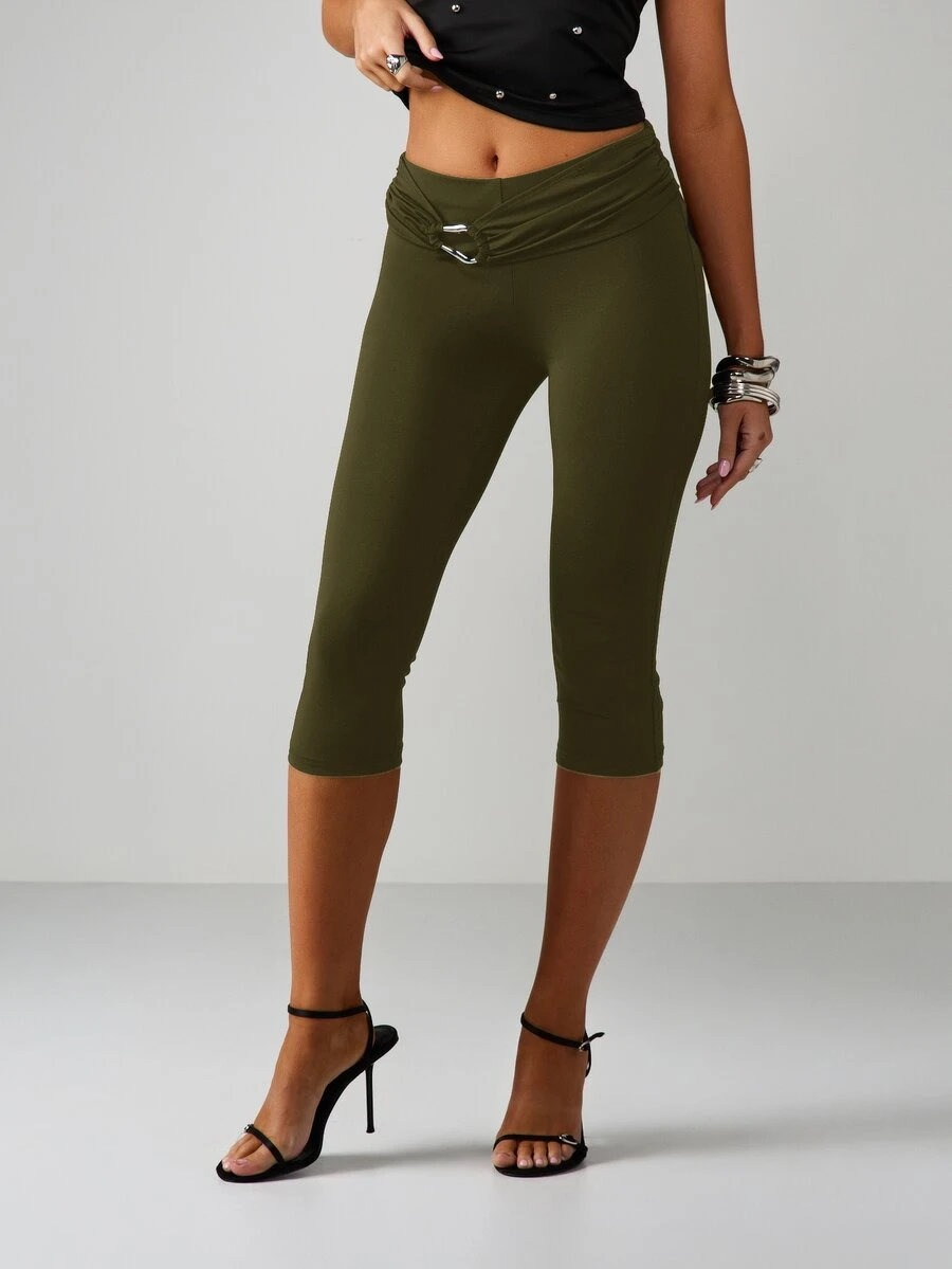 MISSGUIDED Leggings Capri Cortos con Cintura Baja Fruncida y Detalle de Anillo de Metal Plateado para Primavera Verano - Verde Oscuro - Ver 1