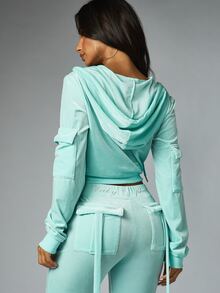 BABYPHAT هودي قصير من المخمل بسحاب كامل مع غطاء رأس وحبل سحب وجيوب جانبية كارجو وتفاصيل شعار مطرز - أخضر - مشاهدة 2