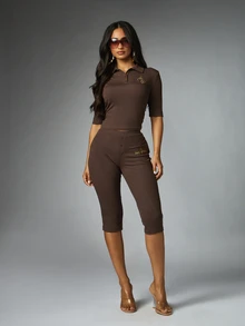 BABYPHAT Celana Legging Capri Pendek Rajut Bergaris Pinggang Tinggi dengan Logo Bordir Emas dan Detail Kancing Dekoratif - Coklat - View 3