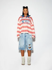 SUMWON Atasan Polo Lengan Panjang Bergaris Ukuran Besar Motif Varsity NYC dengan Kerah Biru Kontras dan Detail Grafis di Dada - MultiWarna - View 3