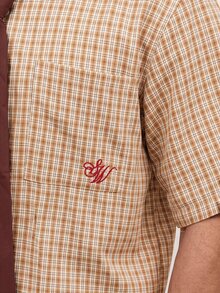 SUMWON 短版寬鬆格紋短袖襯衫，附胸前口袋與 Logo 刺繡細節，夏季休閒鈕扣開襟上衣 - 棕色 - 查看 4