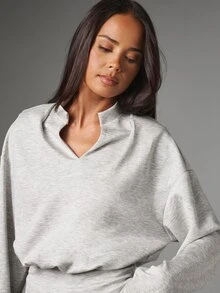 MISSGUIDED Oversized Cropped V-Neck Sweatshirt Long Sleeve Relaxed Fit Pullover Top Casual Everyday Loungewear Fall Winter Essential - Light Grey - View 2