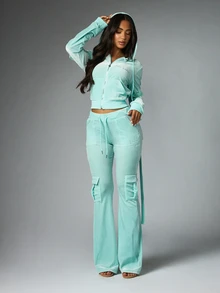 BABYPHAT هودي قصير من المخمل بسحاب كامل مع غطاء رأس وحبل سحب وجيوب جانبية كارجو وتفاصيل شعار مطرز - أخضر - مشاهدة 3