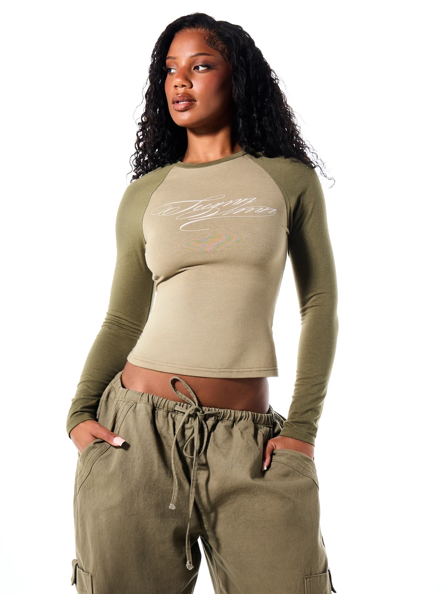 SUMWON Two-Tone Raglan Long Sleeve Crop Top With Cursive Script Chest Print Color Block Khaki And Olive Fitted Crew Neck Spring Essential Fall - Army Green - View 1
