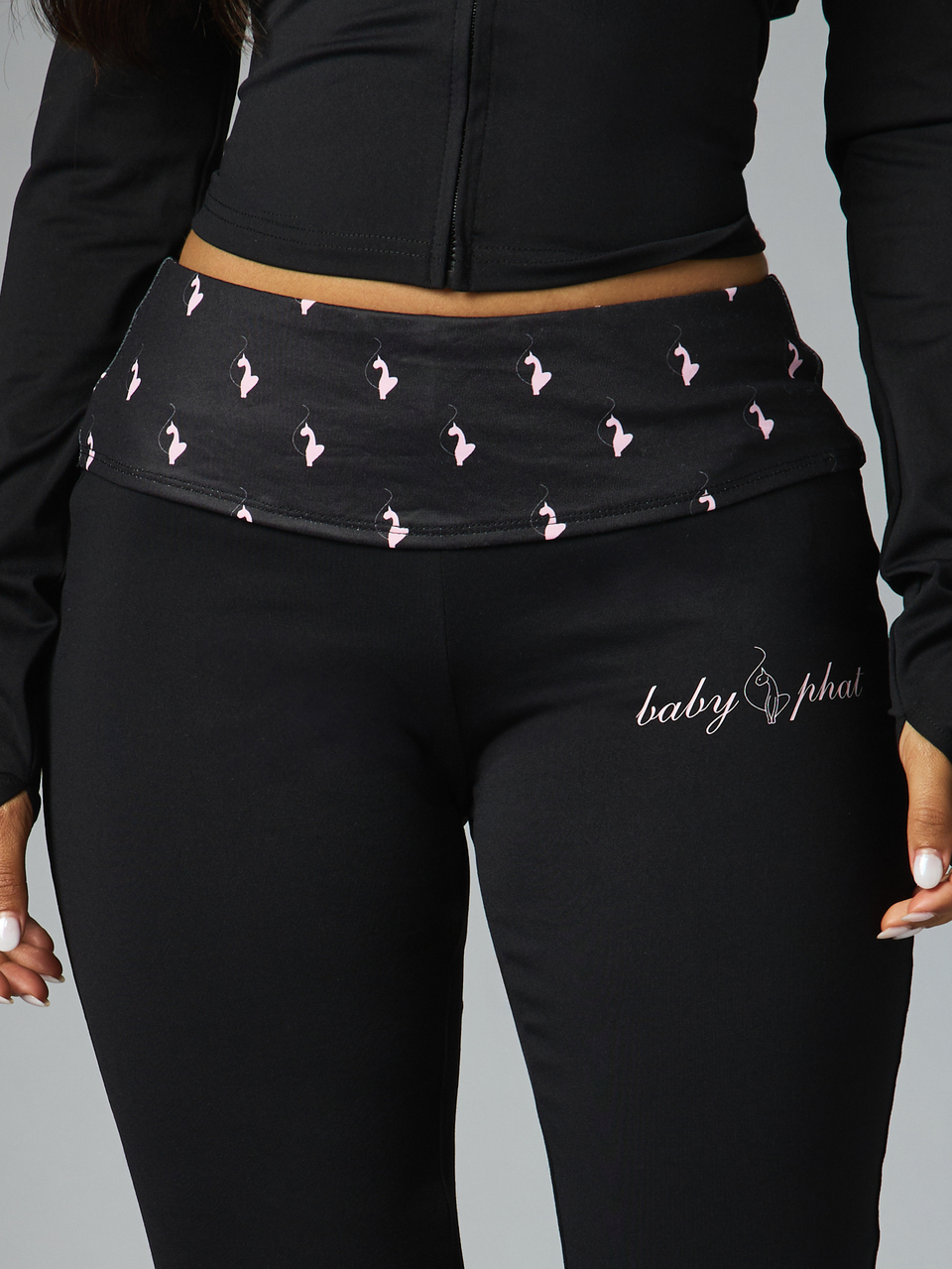 BABYPHAT 折り返しウエストバンド フレアレッグパンツ 猫柄ディテール スクリプトロゴ ホリデーパーティー カジュアル ストリートウェア