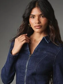 MISSGUIDED 深色水洗牛仔短版拉鍊上衣，翻領修身長袖，曲縫線條設計，春夏必備 - 深色水洗藍 - 查看 2