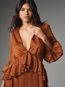 MISSGUIDED Gaun Maxi Chiffon Transparan dengan Leher Berpotongan Dalam, Ruffle Bertingkat, Lengan Lonceng, dan Belahan Tinggi untuk Acara Malam dan Tamu Pernikahan - Coklat - View 2
