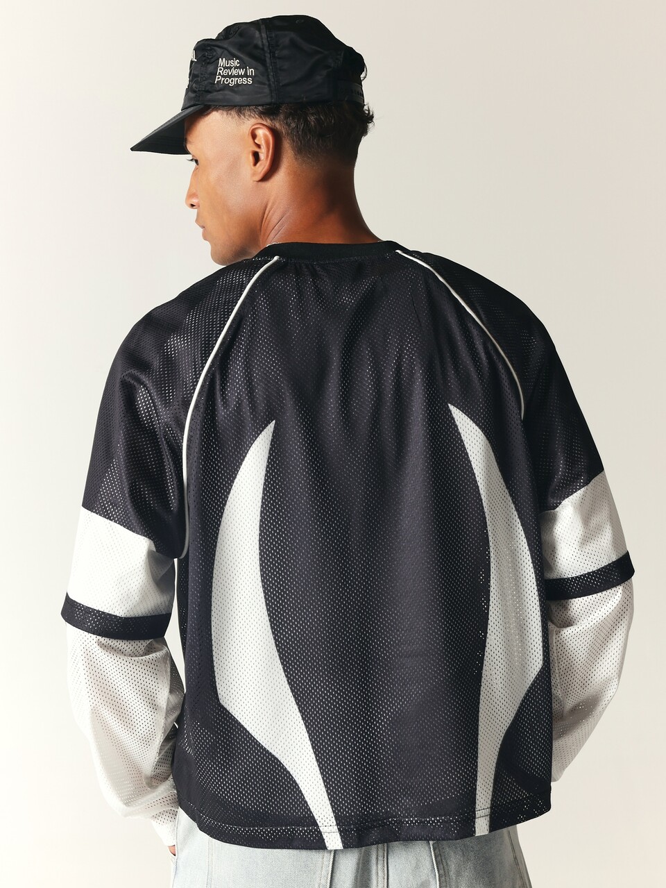 Herren Farbblock Mesh Langarm Crop Top mit Rundhalsausschnitt, besticktem Logo, weißem gebogenem Panel-Detail, Raglanärmeln, Jersey-Stil