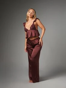 MISSGUIDED Matchande loungepyjamas-set i satin med spetskant, djup urringning, camisole-croptop och vida palazzo-byxor med volangdetalj på axeln - Kaffebrun - Visa 6