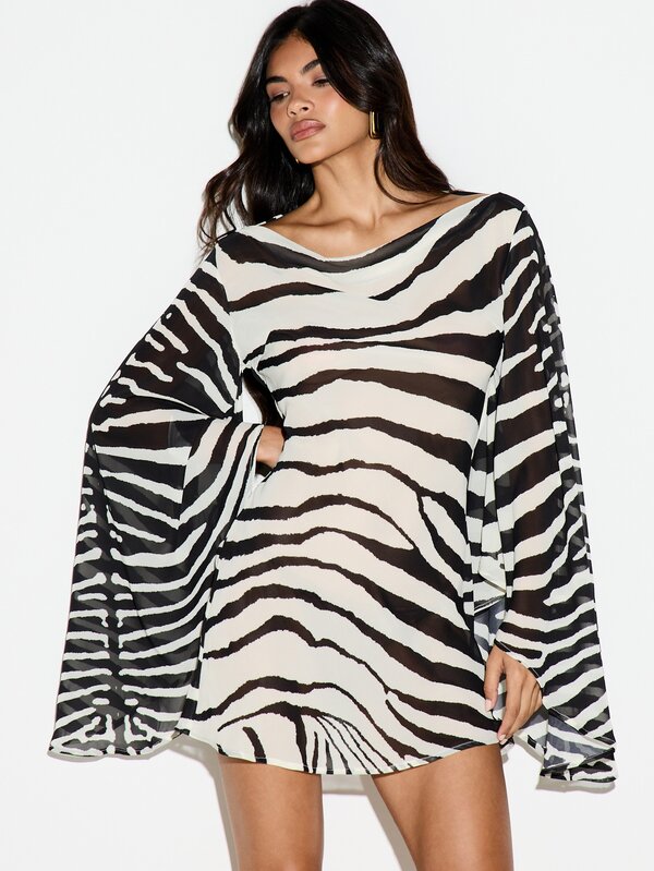 KIZN Zebra print chiffon mini jurk met cowl neck, klokmouwen, open rug en strikdetail, zomerfeest, festivalseizoen