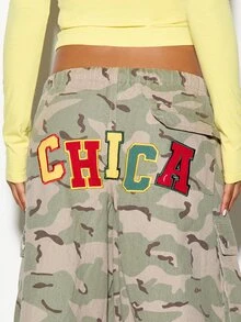 SUMWON WOMEN Celana Pendek Kargo Motif Kamuflase dengan Tali Serut di Pinggang, Ujung Bawah Elastis, Saku Kargo, dan Aplikasi Huruf Varsity di Bawah Lutut. - Khaki - View 5