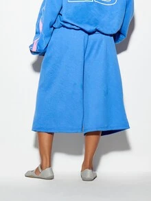 SUMWON WOMEN Celana Pendek Bermuda Fleece Ukuran Besar dengan Logo Cetak Vertikal di Kaki, Pinggang Elastis, Panjang di Bawah Lutut, Kaki Lebar, Gaya Kasual - Biru - View 5