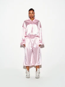 SUMWON WOMEN Celana Panjang Satin Longgar Model Crop dengan Saku Samping dan Cetakan Logo di Kaki, Pinggang Elastis, Gaya Festival Musim Panas - Berwarna merah muda - View 2