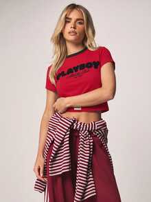 Missguided x Playboy Athletic Club Est. 1953 絨毛標誌短版修身T恤，黑色滾邊領口與短袖 - 紅色和黑色 - 查看 4