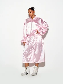 SUMWON WOMEN Celana Panjang Satin Longgar Model Crop dengan Saku Samping dan Cetakan Logo di Kaki, Pinggang Elastis, Gaya Festival Musim Panas - Berwarna merah muda - View 4
