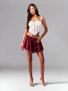 MISSGUIDED 緞面蕾絲飾邊迷你短褲，彈性抽繩腰頭、不對稱下擺、飄逸剪裁，適合情人節派對與夏季音樂節 - 酒紅色 - 查看 3