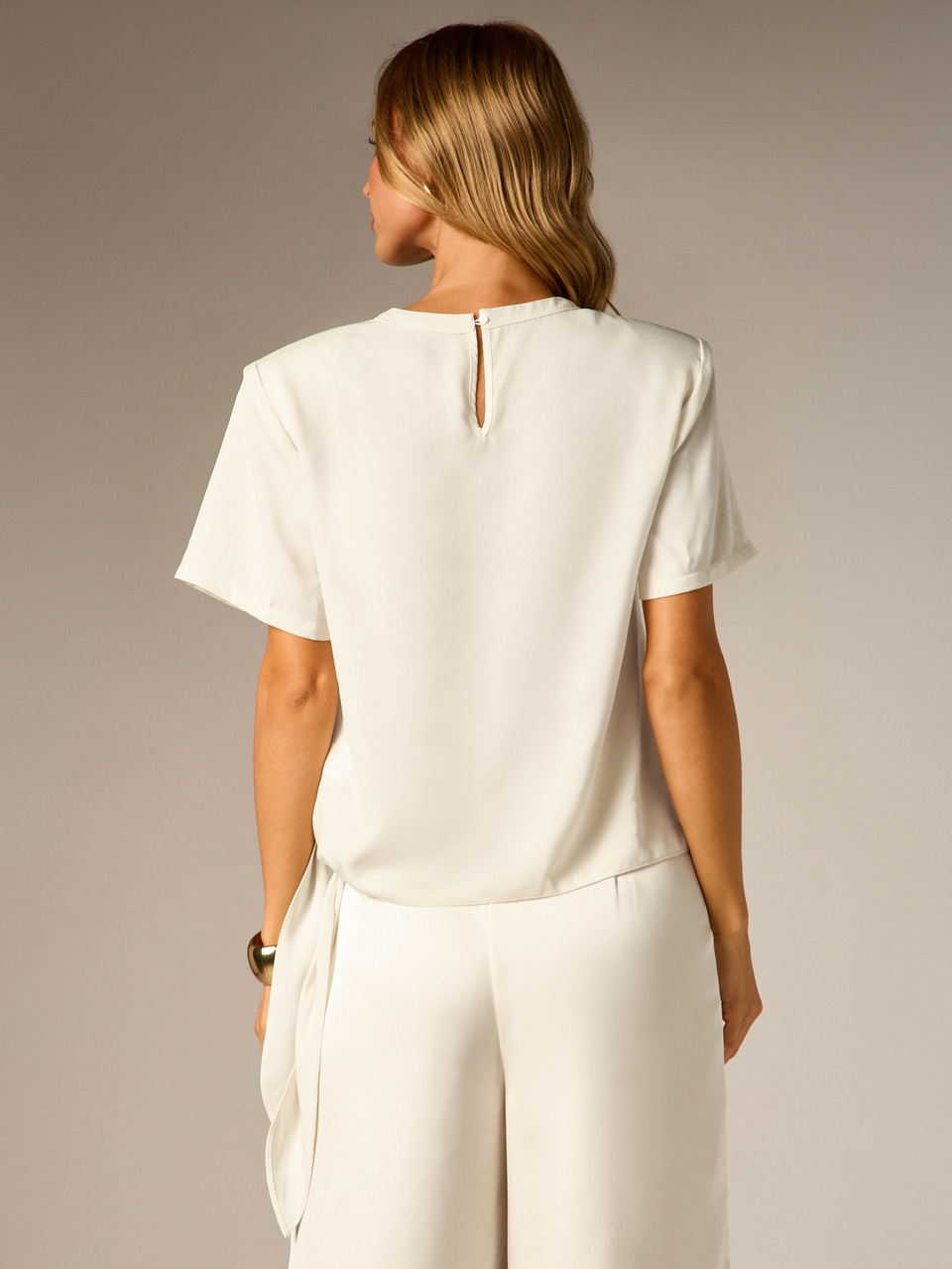 AiiRZ Crew Neck Short Sleeve Boxy Blouse With Keyhole Back