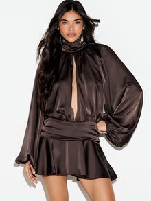 KIZN Gaun Mini Satin Leher Tinggi dengan Lengan Panjang Model Sayap Kelelawar, Pinggang Berkerut, dan Potongan Lubang Kunci di Bagian Depan, Cocok untuk Pesta Malam Liburan - Coklat - View 1