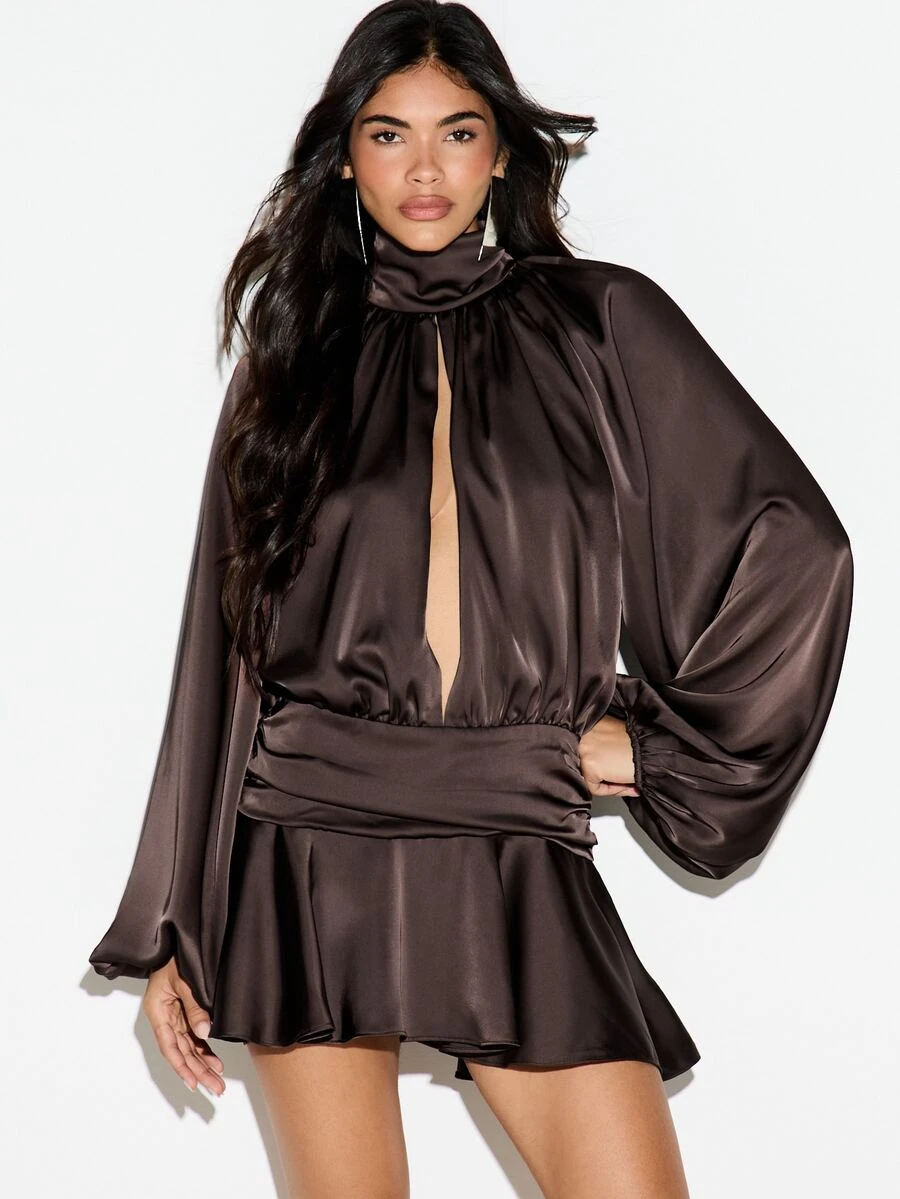 KIZN Gaun Mini Satin Leher Tinggi dengan Lengan Panjang Model Sayap Kelelawar, Pinggang Berkerut, dan Potongan Lubang Kunci di Bagian Depan, Cocok untuk Pesta Malam Liburan - Coklat - View 1