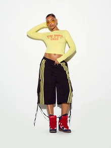 SUMWON WOMEN Celana kargo hitam model lebar dengan detail garis kuning mencolok di samping dan saku kargo, serta tali serut di bagian bawah. Gaya kasual jalanan. - Hitam - View 2