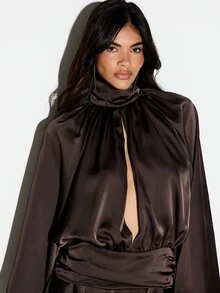 KIZN Gaun Mini Satin Leher Tinggi dengan Lengan Panjang Model Sayap Kelelawar, Pinggang Berkerut, dan Potongan Lubang Kunci di Bagian Depan, Cocok untuk Pesta Malam Liburan - Coklat - View 4