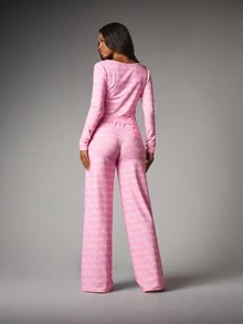 Missguided x Playboy طقم ملابس نوم للعطلات من Script AOP، توب قصير بأكمام طويلة وياقة V مع بنطال صالة واسع الساق - متعدد الألوان - مشاهدة 2