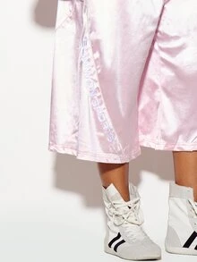 SUMWON WOMEN Celana Panjang Satin Longgar Model Crop dengan Saku Samping dan Cetakan Logo di Kaki, Pinggang Elastis, Gaya Festival Musim Panas - Berwarna merah muda - View 3