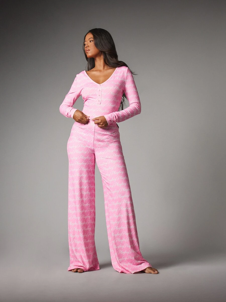 Missguided x Playboy طقم ملابس نوم للعطلات من Script AOP، توب قصير بأكمام طويلة وياقة V مع بنطال صالة واسع الساق - متعدد الألوان - مشاهدة 1