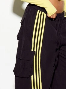 SUMWON WOMEN Celana kargo hitam model lebar dengan detail garis kuning mencolok di samping dan saku kargo, serta tali serut di bagian bawah. Gaya kasual jalanan. - Hitam - View 3