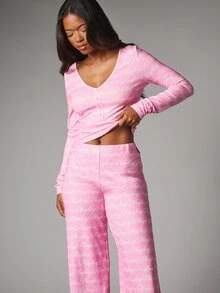 Missguided x Playboy طقم ملابس نوم للعطلات من Script AOP، توب قصير بأكمام طويلة وياقة V مع بنطال صالة واسع الساق - متعدد الألوان - مشاهدة 3