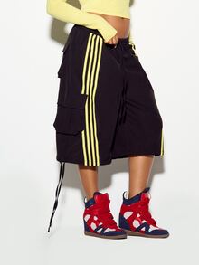 SUMWON WOMEN Celana kargo hitam model lebar dengan detail garis kuning mencolok di samping dan saku kargo, serta tali serut di bagian bawah. Gaya kasual jalanan. - Hitam - View 1