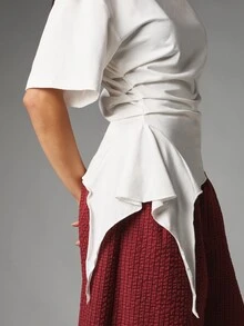 MISSGUIDED Kaos Asimetris dengan Hem Tinggi-Rendah, Detail Kerutan Samping, dan Pinggang Peplum Berlipat, Kerah Bulat, Lengan Pendek, Atasan Kasual - Putih - View 2
