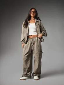 MISSGUIDED Wide Leg Cargo Parachute Pants With Drawstring Elastic Waist And Side Patch Pockets Relaxed Fit Full Length - Green - View 2