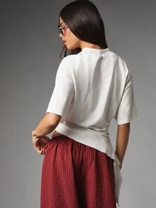 MISSGUIDED Kaos Asimetris dengan Hem Tinggi-Rendah, Detail Kerutan Samping, dan Pinggang Peplum Berlipat, Kerah Bulat, Lengan Pendek, Atasan Kasual - Putih - View 4
