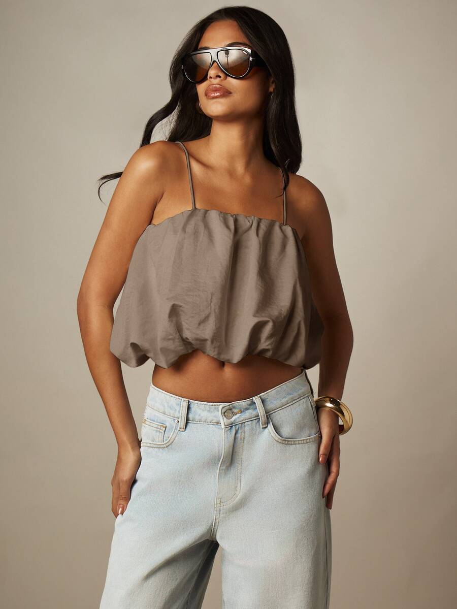 MISSGUIDED Bubble Hem Crop Cami Top With Spaghetti Straps And Gathered Neckline - Flowy Square Neck Cropped Tank For Summer Vacation Beach Holidays - Brown - View 1