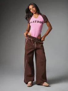 Missguided x Playboy Kaos Crop Raglan Lengan Pendek Leher V dengan Lengan Cokelat Kontras dan Logo Cetak Tebal di Dada, Kaos Kasual Musim Panas - MultiWarna - View 3