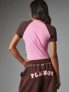 Missguided x Playboy Kaos Crop Raglan Lengan Pendek Leher V dengan Lengan Cokelat Kontras dan Logo Cetak Tebal di Dada, Kaos Kasual Musim Panas - MultiWarna - View 2